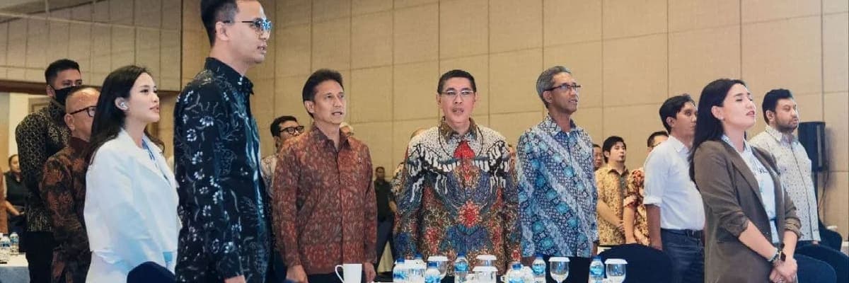 Peserta program berdiri bersama di sebuah acara