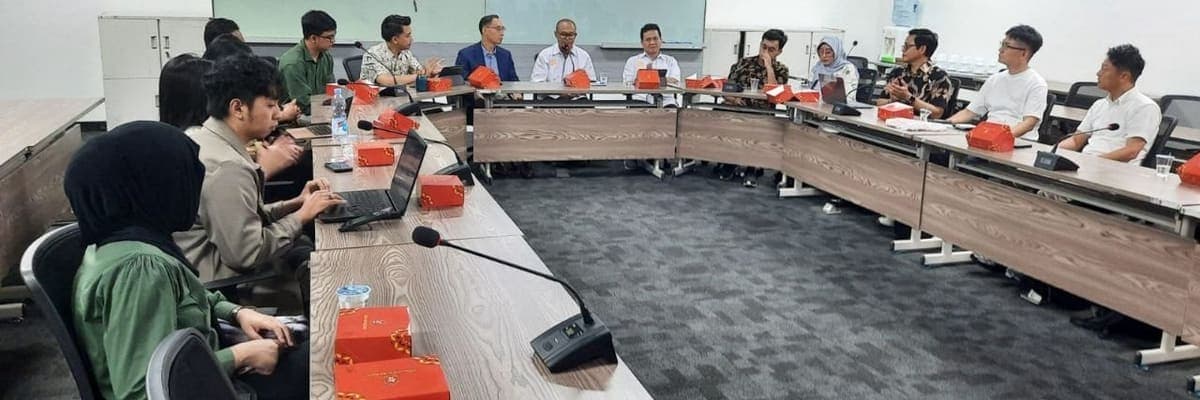 Rapat kerja di ruang pertemuan berbentuk U