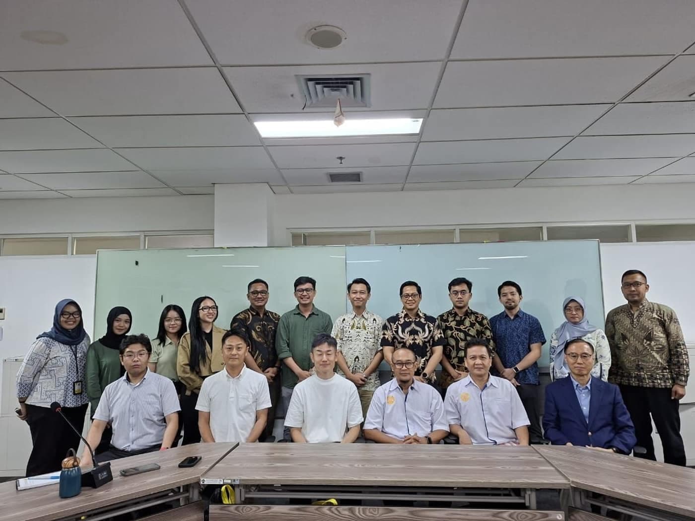Diskusi persiapan program di ruang kelas kampus