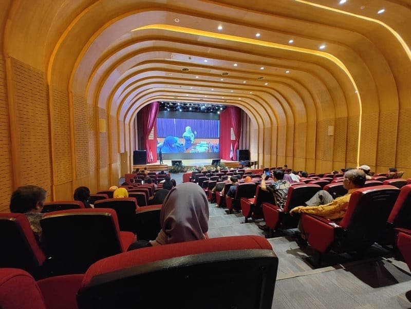 Auditorium penuh peserta acara beasiswa