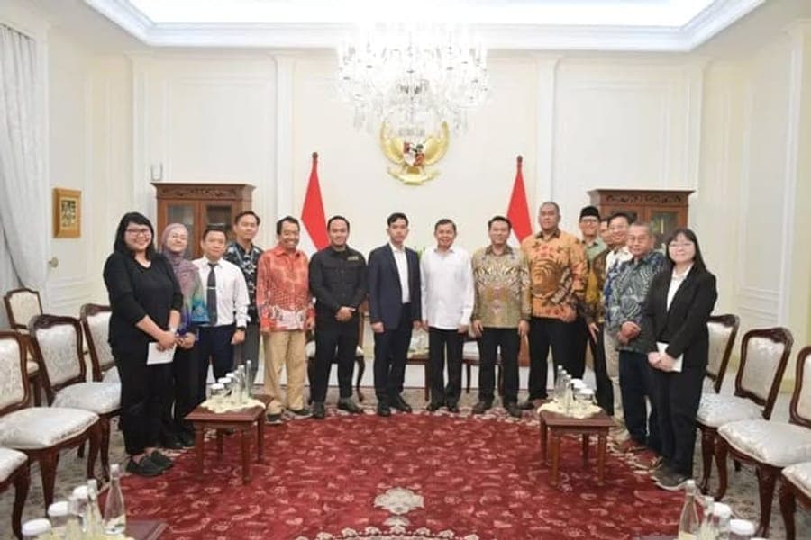 Audiensi resmi di ruang pertemuan